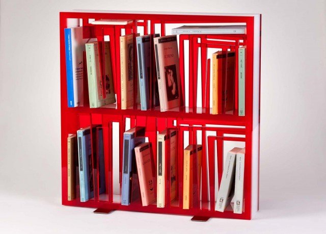 Vuota assomiglia ad una scultura, ma in realtà è uno “scrigno” per libri. Bookshape Small di Lettera G è interamente realizzata in metacrilato colato in lastra color opalino a cui sono state sovrapposte due lastre colorate; è dotata di un basamento in acciaio inox lucido. È disponibile in quattro varianti di colore e in due formati. Misura L 60 x P 12 x H 60 cm. Prezzo 960 euro. www.letterag.it Vuota assomiglia ad una scultura, ma in realtà è uno “scrigno” per libri. Bookshape Small di Lettera G è interamente realizzata in metacrilato colato in lastra color opalino a cui sono state sovrapposte due lastre colorate; è dotata di un basamento in acciaio inox lucido. È disponibile in quattro varianti di colore e in due formati. Misura L 60 x P 12 x H 60 cm. Prezzo 960 euro. www.letterag.it