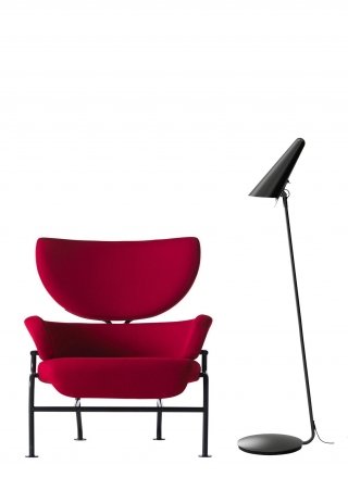 poltrona Tre Pezzi di Cassina in tubolare di acciaio verniciato nero e lampada da terra led Stockholm di Ikea poltrona Tre Pezzi di Cassina in tubolare di acciaio verniciato nero e lampada da terra led Stockholm di Ikea