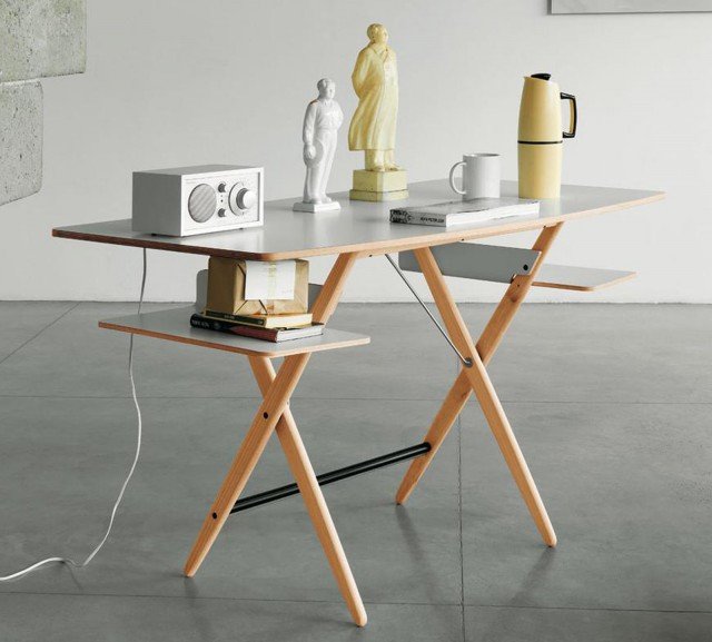 Disegnato dall’architetto Achille Castiglioni lo Scrittarello di De Padova è un tavolo dalle linee leggere che si compone di un piano e di scaffali in multistrato impiallacciato, in faggio laminato bianco. Semplice ma estremamente funzionale, il piano è realizzato in multistrato di faggio stratificato e il basamento in faggio massiccio. Misura L 129 x P 65 x H 72 cm. Prezzo 1.030 euro. www.depadova.com Disegnato dall’architetto Achille Castiglioni lo Scrittarello di De Padova è un tavolo dalle linee leggere che si compone di un piano e di scaffali in multistrato impiallacciato, in faggio laminato bianco. Semplice ma estremamente funzionale, il piano è realizzato in multistrato di faggio stratificato e il basamento in faggio massiccio. Misura L 129 x P 65 x H 72 cm. Prezzo 1.030 euro. www.depadova.com