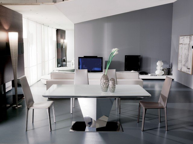 Diamante di Ozzio Design ha il piano allungabile in cristallo temperato bianco sorretto da un’imponente base scultorea effetto specchio in alluminio spazzolato: un pezzo importante che arreda il living anche da solo. Misura L 180/235/290 x P 90 x H 75 cm. Prezzo 4.317,28 euro. Intorno trovano posto le sedie Pagoda con la struttura in metallo completamente rivestita in cuoio nelle raffinate tonalità neutre, è disponibile anche la finitura con stampa coccodrillo. Misura L 47 x P 57 x H 97 cm, prezzo 445,28 euro cad. www.ozzio.com Diamante di Ozzio Design ha il piano allungabile in cristallo temperato bianco sorretto da un’imponente base scultorea effetto specchio in alluminio spazzolato: un pezzo importante che arreda il living anche da solo. Misura L 180/235/290 x P 90 x H 75 cm. Prezzo 4.317,28 euro. Intorno trovano posto le sedie Pagoda con la struttura in metallo completamente rivestita in cuoio nelle raffinate tonalità neutre, è disponibile anche la finitura con stampa coccodrillo. Misura L 47 x P 57 x H 97 cm, prezzo 445,28 euro cad. www.ozzio.com