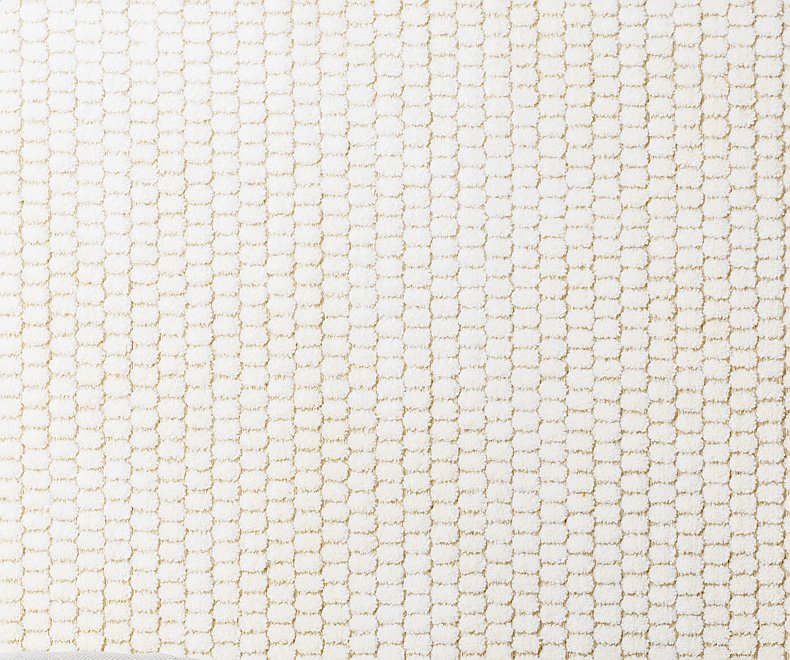 Il tappeto Doris di Kasthall, realizzato al 100% con fili di lana tessuti su un ordito di lino, è disponibile anche su misura; in versione base, al mq prezzo 476 euro. www.kasthall.it