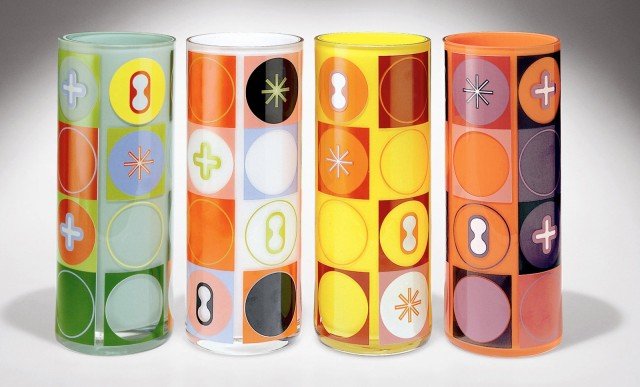 È decorato da simboli universali il vaso cilindrico Collezione Karimago di Egizia www.egizia.it che misura Ø 12 x H 30 cm; prezzo 139 euro È decorato da simboli universali il vaso cilindrico Collezione Karimago di Egizia www.egizia.it che misura Ø 12 x H 30 cm; prezzo 139 euro