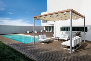 La linea Velenda Rada di Gibus in acciaio inox e legno iroko si ispira al mondo della vela. Caratteristici cavi d'acciaio in tensione sorreggono una candida tela in morbido ma resistente tessuto acrilico. Prezzo da rivenditore. www.gibus.it La linea Velenda Rada di Gibus in acciaio inox e legno iroko si ispira al mondo della vela. Caratteristici cavi d'acciaio in tensione sorreggono una candida tela in morbido ma resistente tessuto acrilico. Prezzo da rivenditore. www.gibus.it