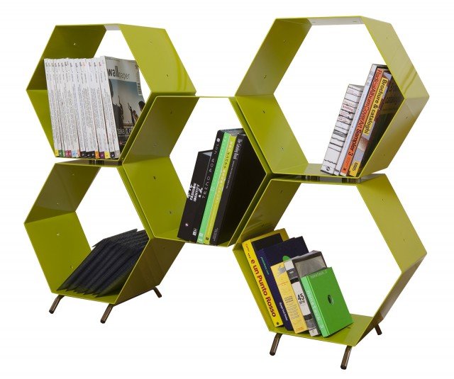 Si ispira alla forma di un alveare Honey Way di Officinanove, è formata da moduli componibili in acciaio laccato disponibili aperti o chiusi da tre diversi tipi di anta. Il singolo modulo aperto misura L 46 x P 25 x H 40 cm. Prezzo 127 euro. www.officinanove.it Si ispira alla forma di un alveare Honey Way di Officinanove, è formata da moduli componibili in acciaio laccato disponibili aperti o chiusi da tre diversi tipi di anta. Il singolo modulo aperto misura L 46 x P 25 x H 40 cm. Prezzo 127 euro. www.officinanove.it