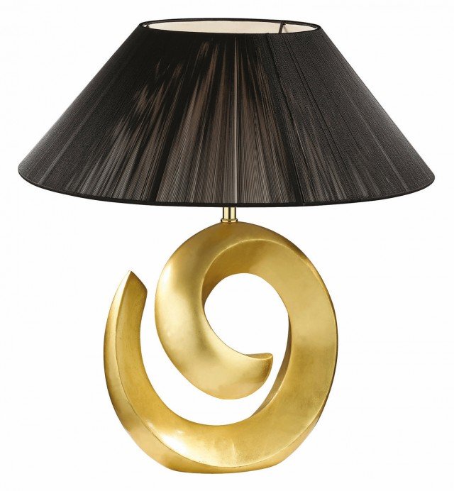 Da tavolo, la lampada Happy-10 tl1 big oro di Ideal Lux è disponibile nei colori oro con paralume nero e argento; misura Ø 46 x H 55 cm. Prezzo con paralume argento 154,88 euro. www.ideal-lux.com/it Da tavolo, la lampada Happy-10 tl1 big oro di Ideal Lux è disponibile nei colori oro con paralume nero e argento; misura Ø 46 x H 55 cm. Prezzo con paralume argento 154,88 euro. www.ideal-lux.com/it