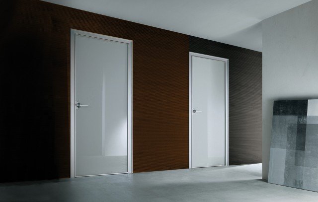 È minimal Con struttura in alluminio e un’unica lastra di vetro, la porta a battente lineare abbina funzionalità ed estetica. È minimal Con struttura in alluminio e un’unica lastra di vetro, la porta a battente lineare abbina funzionalità ed estetica.