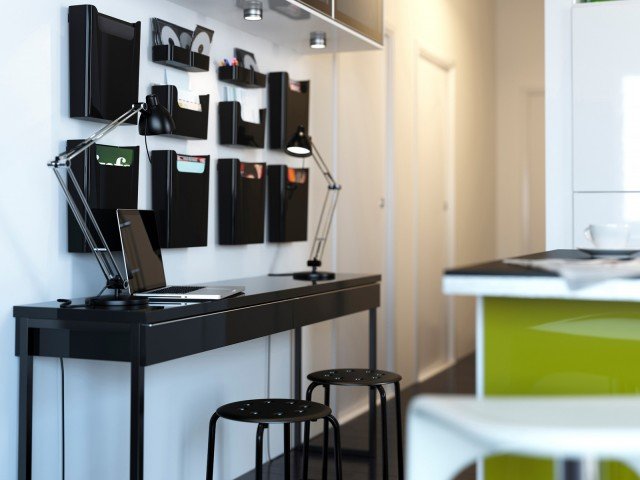Si può lavorare comodamente in due alla scrivania Besta Burs di Ikea, che grazie al lungo piano può trasformari all’occorenza anche in una consolle a parete. Disponibile in quatto colori bianca, grigia, nera e rossa ha il piano in melamminico lucido e gambe in acciaio. Misura L 182 x P 410 x H 74 cm. Prezzo 249 euro. www.ikea.com/it/it Si può lavorare comodamente in due alla scrivania Besta Burs di Ikea, che grazie al lungo piano può trasformari all’occorenza anche in una consolle a parete. Disponibile in quatto colori bianca, grigia, nera e rossa ha il piano in melamminico lucido e gambe in acciaio. Misura L 182 x P 410 x H 74 cm. Prezzo 249 euro. www.ikea.com/it/it