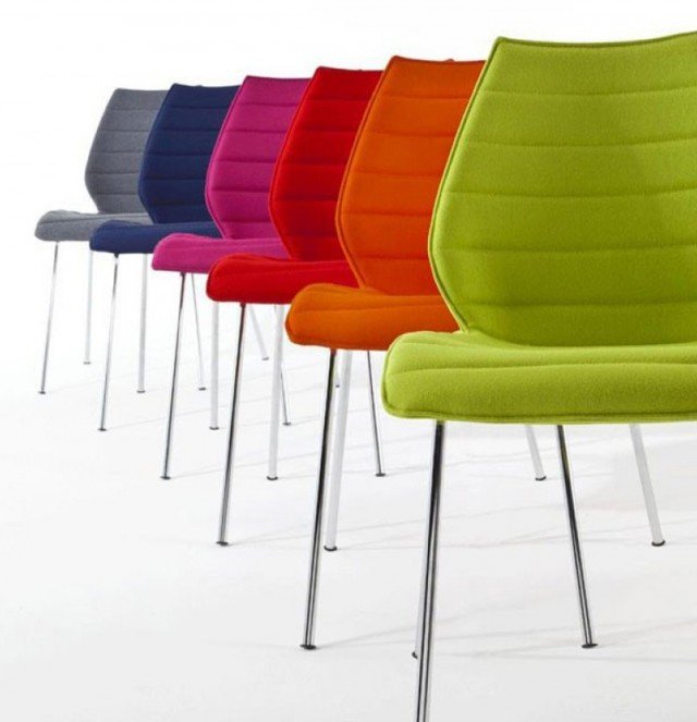 Versatile e colorata soddisfa le più varie necessità. È un best seller Kartell la sedia impilabile Maui disponibile in nuovi colori vivaci: verde, arancione e fucsia che si aggiungono a una gamma cromatica già molto ampia. La scocca è realizzata in polipropilene colorato. Ed è fissata su una struttura in acciaio cromato. Comoda ed ergonomica è perfetta per l’home office, disponibile anche con braccioli, con rotelle, con o senza regolazione di altezza (lift). Misura L 55 x P 52 x H 77 cm. Altezza seduta 45 cm. Prezzo a partire da 129 euro nella versione con scocca in polipropilene; e da 270 euro nella versione in tessuto. www.kartell.it Versatile e colorata soddisfa le più varie necessità. È un best seller Kartell la sedia impilabile Maui disponibile in nuovi colori vivaci: verde, arancione e fucsia che si aggiungono a una gamma cromatica già molto ampia. La scocca è realizzata in polipropilene colorato. Ed è fissata su una struttura in acciaio cromato. Comoda ed ergonomica è perfetta per l’home office, disponibile anche con braccioli, con rotelle, con o senza regolazione di altezza (lift). Misura L 55 x P 52 x H 77 cm. Altezza seduta 45 cm. Prezzo a partire da 129 euro nella versione con scocca in polipropilene; e da 270 euro nella versione in tessuto. www.kartell.it