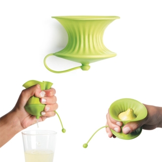 Lo spremilimoni prodotto da Léuké è facile e pratico da usare. Taglia il limone, inseriscilo nella sacca di silicone e spremi. L’agrume schiacciato lascerà uscire i suoi succhi, senza semini, grazie alla parte sottostante realizzata con un beccuccio apribile e richiudibile. Usa la quantità di limone desiderata e poi richiudi il tappino, proteggendo la metà inutilizzata fino al momento della successiva spremitura. La confezione da 2 costa 14,50 euro. www.lekue.es