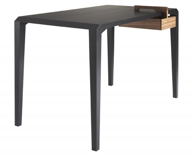 Ligne Roset si adegua, proponendo tavoli da lavoro leggeri e contenuti dimensioni. Villa Rose è una scrivania dalle linee semplici, realizzata in rovere massello tinto nero, a complemento del tavolo - scrivania un semplice cassetto (L 35,5 x P 25 x H 16,2 cm) in noce americano massello, che scorre a vista sotto il piano in modo originale. Misura L 120 x P 65 x
H 73 cm. Prezzo 1.454 euro. www.ligneroset.com Ligne Roset si adegua, proponendo tavoli da lavoro leggeri e contenuti dimensioni. Villa Rose è una scrivania dalle linee semplici, realizzata in rovere massello tinto nero, a complemento del tavolo - scrivania un semplice cassetto (L 35,5 x P 25 x H 16,2 cm) in noce americano massello, che scorre a vista sotto il piano in modo originale. Misura L 120 x P 65 x
H 73 cm. Prezzo 1.454 euro. www.ligneroset.com