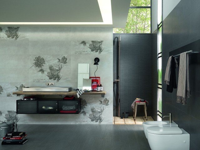 Le piastrelle per rivestimento delle pareti del bagno sono in monocottura in pasta bianca con superficie satinata. Nei colori bianco, grigio, antracite, rosso, avorio, beige e tabacco, sono disponibili anche in un decoro floreale bianco e avorio. Misura 32,5 x 97,7 cm (spessore 6 mm). www.marazzi.it Le piastrelle per rivestimento delle pareti del bagno sono in monocottura in pasta bianca con superficie satinata. Nei colori bianco, grigio, antracite, rosso, avorio, beige e tabacco, sono disponibili anche in un decoro floreale bianco e avorio. Misura 32,5 x 97,7 cm (spessore 6 mm). www.marazzi.it