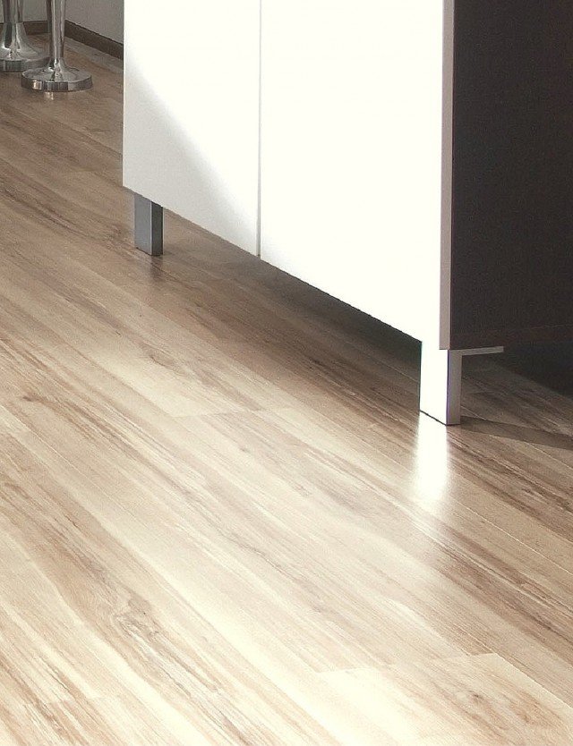 Non serve la colla per posare il pavimento laminato Parkover J107 Acero Patinato a incastro di Nanni Giancarlo. Resistente anche ai piedini dei mobili, è compatibile con il riscaldamento a pavimento. Ogni doga misura L 128,6 x H 19,2 cm (spessore 8 mm). Prezzo, Iva esclusa, al mq: 22,07 euro. www.nannigiancarlo.com Non serve la colla per posare il pavimento laminato Parkover J107 Acero Patinato a incastro di Nanni Giancarlo. Resistente anche ai piedini dei mobili, è compatibile con il riscaldamento a pavimento. Ogni doga misura L 128,6 x H 19,2 cm (spessore 8 mm). Prezzo, Iva esclusa, al mq: 22,07 euro. www.nannigiancarlo.com