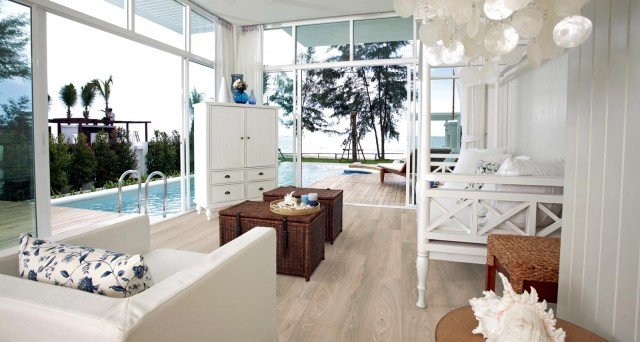 Il pavimento laminato Rovere Castello Plancia Stile VeNatura di Pircher in finitura spazzolata opaca è flottante a incastro, senza l’utilizzo di colla. È resistente alle abrasioni e alle bruciature di sigarette, al colore e alla luce. Ogni doga misura L 128,6 x H 28,2 cm (spessore 8 mm). Prezzo su preventivo. www.pircher.eu Il pavimento laminato Rovere Castello Plancia Stile VeNatura di Pircher in finitura spazzolata opaca è flottante a incastro, senza l’utilizzo di colla. È resistente alle abrasioni e alle bruciature di sigarette, al colore e alla luce. Ogni doga misura L 128,6 x H 28,2 cm (spessore 8 mm). Prezzo su preventivo. www.pircher.eu