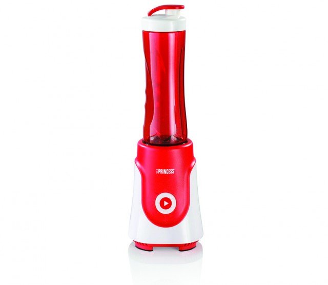 Il frullatore Personal Blender di Princess, praticissimo e in tre diversi colori, consente di preparare bevande gustose e ricche di vitamine, direttamente nel bicchiere sganciabile capiente 600 ml, che poi ti puoi portare in giro con te. Prezzo 35 euro. www.princessitaliasrl.it Il frullatore Personal Blender di Princess, praticissimo e in tre diversi colori, consente di preparare bevande gustose e ricche di vitamine, direttamente nel bicchiere sganciabile capiente 600 ml, che poi ti puoi portare in giro con te. Prezzo 35 euro. www.princessitaliasrl.it
