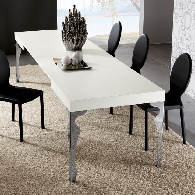 Dedicato a chi desidera un tavolo originale, Luxury di Riflessi è caratterizzato da sinuose gambe sagomate in acciaio cromato in stile neo-barocco; il piano laccato bianco si allunga per mezzo di prolunghe in legno. Misura L 140/220 x P 90 x H 75 cm. Prezzo 1.682 euro. Le sedie Anna sono interamente rivestite in ecopelle scura che mette in risalto il candore del piano, ma sono disponibili in altre sette varianti di colore; hanno una forma classica con lo schienale arrotondato e sono disponibili anche rivestite in pregiata pelle pieno fiore. Misura L 41 x P 39 x H 95 cm. Nella versione in ecopelle, prezzo cad. 351 euro. www.riflessisrl.it Dedicato a chi desidera un tavolo originale, Luxury di Riflessi è caratterizzato da sinuose gambe sagomate in acciaio cromato in stile neo-barocco; il piano laccato bianco si allunga per mezzo di prolunghe in legno. Misura L 140/220 x P 90 x H 75 cm. Prezzo 1.682 euro. Le sedie Anna sono interamente rivestite in ecopelle scura che mette in risalto il candore del piano, ma sono disponibili in altre sette varianti di colore; hanno una forma classica con lo schienale arrotondato e sono disponibili anche rivestite in pregiata pelle pieno fiore. Misura L 41 x P 39 x H 95 cm. Nella versione in ecopelle, prezzo cad. 351 euro. www.riflessisrl.it