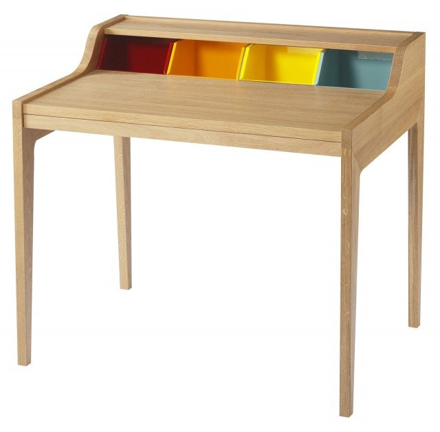 Stile anni ’50 per la scrivania Collection Remix di Sentou Edition, realizzata in quercia massiccia. L’apparenza sobria nasconde quattro vani amovibili dai colori ultra flash realizzati in legno laccato. Un piano scorrevole permette di ingrandire il piano lavoro. Ogni pezzo è unico e realizzato su ordinazione, è lavorato con lo scopo di valorizzare sempre le essenze grezze utilizzate come quercia e noce. La produzione è fatta nel rispetto dell’ambiente. Misura L 100 x P 72 x H 88 cm. Prezzo 1.590 euro. www.sentou.fr acquistabile su www.madeindesign.it Stile anni ’50 per la scrivania Collection Remix di Sentou Edition, realizzata in quercia massiccia. L’apparenza sobria nasconde quattro vani amovibili dai colori ultra flash realizzati in legno laccato. Un piano scorrevole permette di ingrandire il piano lavoro. Ogni pezzo è unico e realizzato su ordinazione, è lavorato con lo scopo di valorizzare sempre le essenze grezze utilizzate come quercia e noce. La produzione è fatta nel rispetto dell’ambiente. Misura L 100 x P 72 x H 88 cm. Prezzo 1.590 euro. www.sentou.fr acquistabile su www.madeindesign.it