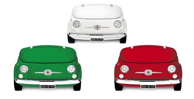 Il frigorifero Smeg 500, realizzato da Smeg e Fiat, in classe A+ con capacità netta totale di 100 litri ha scomparto a temperatura moderata. Misura L 125 x P 80 x H 83 cm (altezza max cofano aperto: 150cm). Prezzo da rivenditore. www.smeg.it Il frigorifero Smeg 500, realizzato da Smeg e Fiat, in classe A+ con capacità netta totale di 100 litri ha scomparto a temperatura moderata. Misura L 125 x P 80 x H 83 cm (altezza max cofano aperto: 150cm). Prezzo da rivenditore. www.smeg.it
