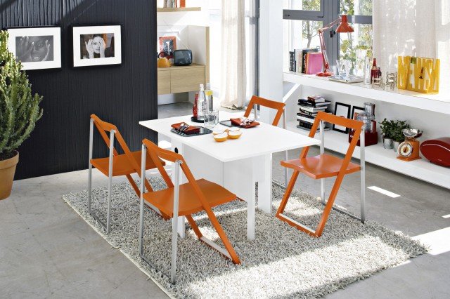 Spazio di Calligaris è il tavolo ideale per ambienti di dimensioni ridotte perché, una volta chiuso completamente, è largo solo 20 cm, inoltre si può aprire in due modi diversi: con un solo piano o entrambi; la struttura è realizzata in nobilitato bianco opaco. Misura L 20/73/126 x P 80 x H 72,5 cm. Prezzo 156 euro. È circondato dalle sedie pieghevoli Skip realizzate in alluminio satinato e faggio laccato in un’accesa tonalità arancione che mette in risalto il candore del tavolo. Misura L 47 x P 51 x H 80 cm. Prezzo cad. 107 euro. www.calligaris.it Spazio di Calligaris è il tavolo ideale per ambienti di dimensioni ridotte perché, una volta chiuso completamente, è largo solo 20 cm, inoltre si può aprire in due modi diversi: con un solo piano o entrambi; la struttura è realizzata in nobilitato bianco opaco. Misura L 20/73/126 x P 80 x H 72,5 cm. Prezzo 156 euro. È circondato dalle sedie pieghevoli Skip realizzate in alluminio satinato e faggio laccato in un’accesa tonalità arancione che mette in risalto il candore del tavolo. Misura L 47 x P 51 x H 80 cm. Prezzo cad. 107 euro. www.calligaris.it
