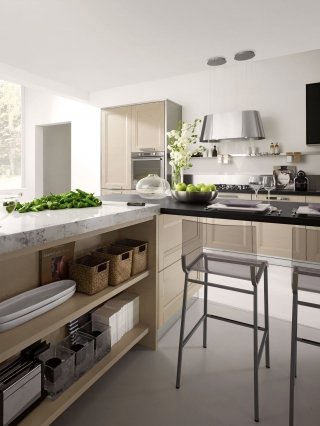 cucina con isola e ante in legno canapa e pensili in vetro nero Beverly di Stosa Cucine cucina con isola e ante in legno canapa e pensili in vetro nero Beverly di Stosa Cucine