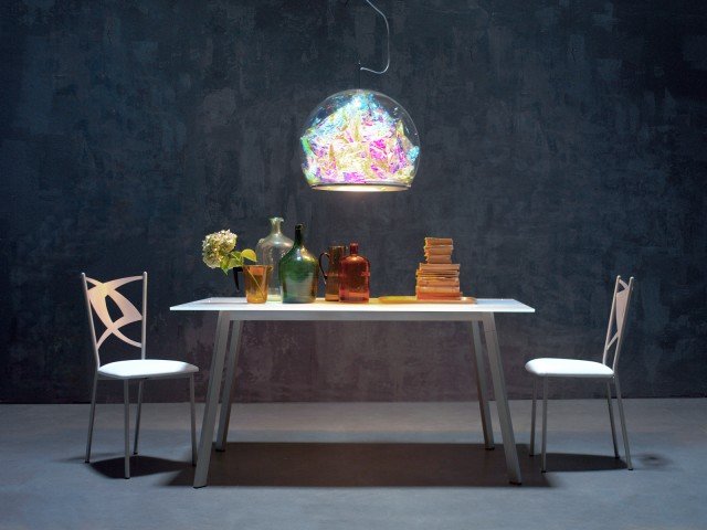 Ha il piano in vetro bianco e le gambe in ferro laccato Tebe di Cosatto, è caratterizzato da una linea semplice che permette di collocarlo sia in cucina sia nel living. Misura L 160 x P 90 x H 76 cm. Prezzo 776 euro. Intorno le sedie Rondine caratterizzate dallo schienale tagliato a laser con un motivo geometrico e la struttura in ferro verniciato, la seduta imbottita è rivestita in ecopelle bianca. Misurano L 44 x P 36 x H 90 cm. Costano 146,50 euro cad. www.cosattoletti.it Ha il piano in vetro bianco e le gambe in ferro laccato Tebe di Cosatto, è caratterizzato da una linea semplice che permette di collocarlo sia in cucina sia nel living. Misura L 160 x P 90 x H 76 cm. Prezzo 776 euro. Intorno le sedie Rondine caratterizzate dallo schienale tagliato a laser con un motivo geometrico e la struttura in ferro verniciato, la seduta imbottita è rivestita in ecopelle bianca. Misurano L 44 x P 36 x H 90 cm. Costano 146,50 euro cad. www.cosattoletti.it