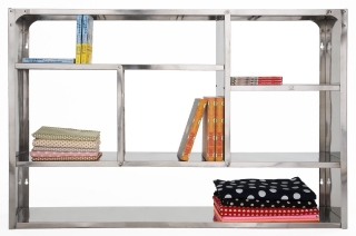 Très Grande Etagère di Tsé-Tsé in vendita su Made in Design è uno scaffale in acciaio inox dal design essenziale che si può collocare in qualsiasi ambiente, sia accanto ad arredi moderni sia a pezzi classici. Misura L 119 x P 25 x H 79 cm. Prezzo 325 euro. www.madeindesign.it