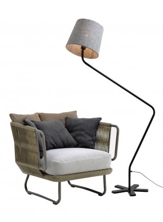 poltrona Babylon di Varaschin con telaio in alluminio e corda grossa naturale e lampada Groggy Blueman di Northern Lighting con paralume in feltro poltrona Babylon di Varaschin con telaio in alluminio e corda grossa naturale e lampada Groggy Blueman di Northern Lighting con paralume in feltro