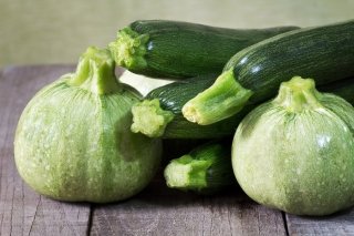 zucchine crude e zucchine rotonde crude