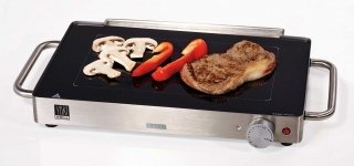In vetroceramica e a risparmio energetico, la piastra Yaki Grill di Ariete consente la cottura dei cibi senza l’utilizzo di grassi. Con soli 800 watt di potenza raggiunge gli oltre 260° C che, grazie all’ottima conducibilità della vetroceramica, si distribuiscono perfettamente sulla piastra assicurando una cottura uniforme. Prezzo 119 euro di Ariete. www.ariete.net In vetroceramica e a risparmio energetico, la piastra Yaki Grill di Ariete consente la cottura dei cibi senza l’utilizzo di grassi. Con soli 800 watt di potenza raggiunge gli oltre 260° C che, grazie all’ottima conducibilità della vetroceramica, si distribuiscono perfettamente sulla piastra assicurando una cottura uniforme. Prezzo 119 euro di Ariete. www.ariete.net