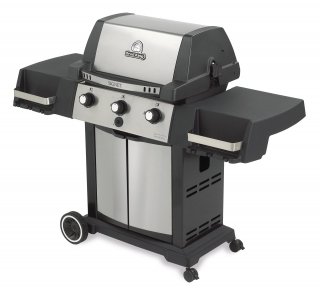Il barbecue a gas Signet 90 di Broil King, grazie alla potenza dei suoi bruciatori consente di cucinare oltre ai tradizionali grigliati, anche arrosti, pizza e dolci. E’ dotato di tre bruciatori, due griglie e piastra in ghisa e girarrosto completo di motore. Misura L 158 x P 60-80 x H 124-158 cm. Prezzo 990 euro. www.isignoridelbarbecue.com Il barbecue a gas Signet 90 di Broil King, grazie alla potenza dei suoi bruciatori consente di cucinare oltre ai tradizionali grigliati, anche arrosti, pizza e dolci. E’ dotato di tre bruciatori, due griglie e piastra in ghisa e girarrosto completo di motore. Misura L 158 x P 60-80 x H 124-158 cm. Prezzo 990 euro. www.isignoridelbarbecue.com