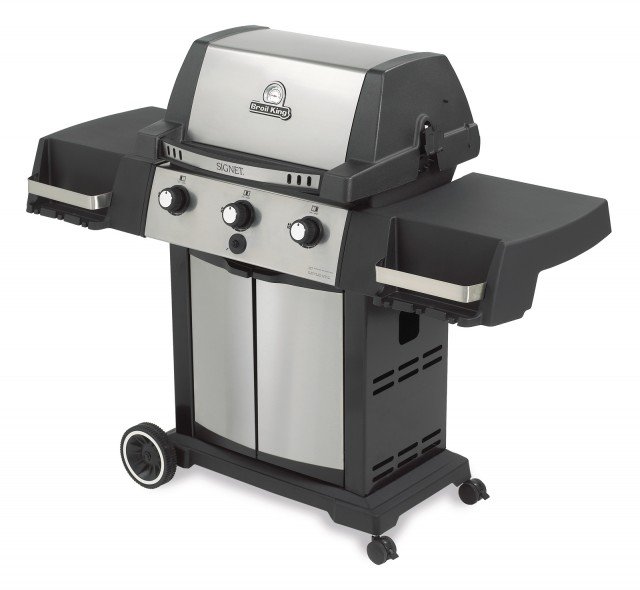 Il barbecue a gas Signet 90 di Broil King, grazie alla potenza dei suoi bruciatori consente di cucinare oltre ai tradizionali grigliati, anche arrosti, pizza e dolci. E’ dotato di tre bruciatori, due griglie e piastra in ghisa e girarrosto completo di motore. Misura L 158 x P 60-80 x H 124-158 cm. Prezzo 990 euro. www.isignoridelbarbecue.com Il barbecue a gas Signet 90 di Broil King, grazie alla potenza dei suoi bruciatori consente di cucinare oltre ai tradizionali grigliati, anche arrosti, pizza e dolci. E’ dotato di tre bruciatori, due griglie e piastra in ghisa e girarrosto completo di motore. Misura L 158 x P 60-80 x H 124-158 cm. Prezzo 990 euro. www.isignoridelbarbecue.com