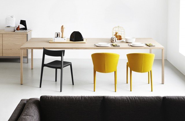 Ha il piano in metallo rivestito in folding di mdf impiallacciato con tranciato di legno Heron Wood di Calligaris; è caratterizzato da un design pulito, le gambe sono a sezione quadra, è disponibile in due misure e due finiture. Misura L 220 x P 100 x H 75 cm. Il prezzo è 2.064 euro. Intorno trovano posto la comoda sedia Amélie con la struttura in metallo completamente imbottita e rivestita in tessuto in puro cotone da scegliere tra sette tonalità o in pelle in cinque varianti di colore: il giallo carico mette in risalto il legno chiaro del tavolo. Misura L 52,5 x P 55,5 x H 76 cm. Costa 250 euro. La sedia Skin è realizzata in polipropilene nero opaco e sta bene sia con un tavolo moderno sia con un pezzo classico, è impilabile e può essere usata anche all'esterno. Misura L 51,5 x P 48 x H 78 cm costa 89 euro. www.calligaris.it Ha il piano in metallo rivestito in folding di mdf impiallacciato con tranciato di legno Heron Wood di Calligaris; è caratterizzato da un design pulito, le gambe sono a sezione quadra, è disponibile in due misure e due finiture. Misura L 220 x P 100 x H 75 cm. Il prezzo è 2.064 euro. Intorno trovano posto la comoda sedia Amélie con la struttura in metallo completamente imbottita e rivestita in tessuto in puro cotone da scegliere tra sette tonalità o in pelle in cinque varianti di colore: il giallo carico mette in risalto il legno chiaro del tavolo. Misura L 52,5 x P 55,5 x H 76 cm. Costa 250 euro. La sedia Skin è realizzata in polipropilene nero opaco e sta bene sia con un tavolo moderno sia con un pezzo classico, è impilabile e può essere usata anche all'esterno. Misura L 51,5 x P 48 x H 78 cm costa 89 euro. www.calligaris.it