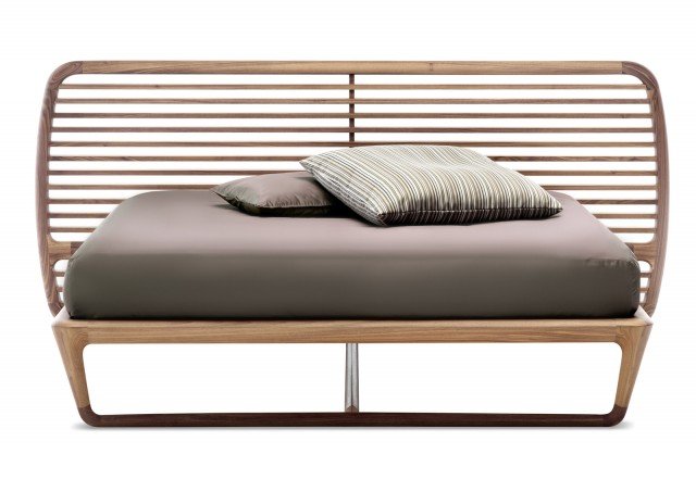 Massello di noce americano per il letto Buonanotte Valentina di Ceccotti. Particolare la testiera alta con stecche curve proposta anche nella versione bassa rivestita in pelle. Misura L 210 x P 240 x H 131 cm. Prezzo su richiesta. www.ceccotticollezioni.it Massello di noce americano per il letto Buonanotte Valentina di Ceccotti. Particolare la testiera alta con stecche curve proposta anche nella versione bassa rivestita in pelle. Misura L 210 x P 240 x H 131 cm. Prezzo su richiesta. www.ceccotticollezioni.it