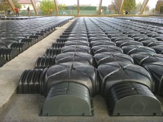 Il vespaio ventilato consente di risolvere il problema di sottofondi umidi anche su pavimenti esistenti di ambienti interni, oltre che in garage e locali cantine. Il vespaio aerato Cupolex Windi di Pontarolo Engineering, è costituito da elementi in plastica riciclata di L 56 x P 56 x H 5/10 cm. Poggiano su pilastrini con interasse di 18,7 cm. www.pontarolo.com