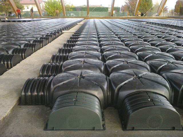 Il vespaio ventilato consente di risolvere il problema di sottofondi umidi anche su pavimenti esistenti di ambienti interni, oltre che in garage e locali cantine. Il vespaio aerato Cupolex Windi di Pontarolo Engineering, è costituito da elementi in plastica riciclata di L 56 x P 56 x H 5/10 cm. Poggiano su pilastrini con interasse di 18,7 cm. www.pontarolo.com Il vespaio ventilato consente di risolvere il problema di sottofondi umidi anche su pavimenti esistenti di ambienti interni, oltre che in garage e locali cantine. Il vespaio aerato Cupolex Windi di Pontarolo Engineering, è costituito da elementi in plastica riciclata di L 56 x P 56 x H 5/10 cm. Poggiano su pilastrini con interasse di 18,7 cm. www.pontarolo.com