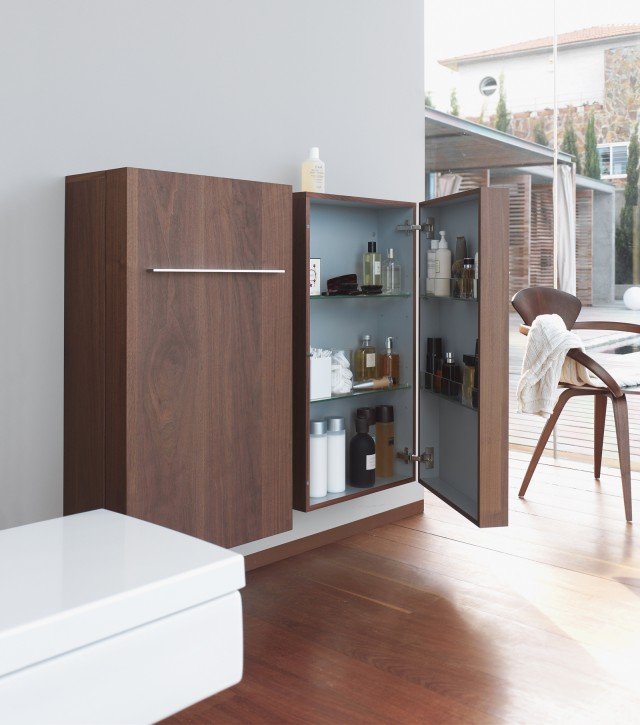 Il mobile a colonna Fogo di Duravit è impiallacciato vero legno in finitura noce americano. Sfrutta al massimo la profondità disponibile anche grazie ai ripiani nella controporta. Misura L 50 x P 25 x H 88 cm. Prezzo 991 euro. www.duravit.it Il mobile a colonna Fogo di Duravit è impiallacciato vero legno in finitura noce americano. Sfrutta al massimo la profondità disponibile anche grazie ai ripiani nella controporta. Misura L 50 x P 25 x H 88 cm. Prezzo 991 euro. www.duravit.it