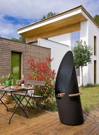 Diagofocus di Focus può funzionare come classico barbecue per cucina oppure come caminetto per esterni perfettamente regolabile e orientabile grazie alla presenza di pratiche rotelle. L’alta struttura in acciaio nero protegge dal vento e consente di cucinare minimizzando il fumo e lo sporco. Prezzo 2.364 euro - www.focus-creation.com Diagofocus di Focus può funzionare come classico barbecue per cucina oppure come caminetto per esterni perfettamente regolabile e orientabile grazie alla presenza di pratiche rotelle. L’alta struttura in acciaio nero protegge dal vento e consente di cucinare minimizzando il fumo e lo sporco. Prezzo 2.364 euro - www.focus-creation.com