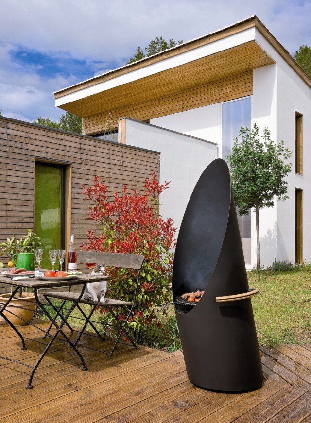 Diagofocus di Focus può funzionare come classico barbecue per cucina oppure come caminetto per esterni perfettamente regolabile e orientabile grazie alla presenza di pratiche rotelle. L’alta struttura in acciaio nero protegge dal vento e consente di cucinare minimizzando il fumo e lo sporco. Prezzo 2.364 euro - www.focus-creation.com Diagofocus di Focus può funzionare come classico barbecue per cucina oppure come caminetto per esterni perfettamente regolabile e orientabile grazie alla presenza di pratiche rotelle. L’alta struttura in acciaio nero protegge dal vento e consente di cucinare minimizzando il fumo e lo sporco. Prezzo 2.364 euro - www.focus-creation.com