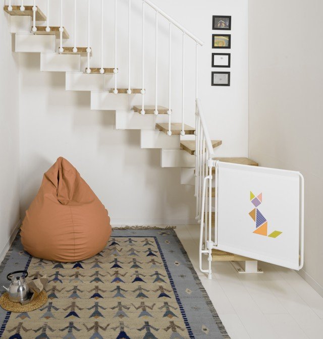 Il cancelletto Kalypto è conforme alle più recenti norme sulla sicurezza per prodotti destinati ai bambini di età compresa tra 0 e 24 mesi. Viene fissato alla ringhiera ed è regolabile per adattarsi a più misure e tipi di scale interne. È composto da un telo teso mediante un telaio rigido tubolare e da giunti in plastica per fissare il cancelletto alla ringhiera. Misura L 90 x H 76 cm, con possibilità di essere accorciato fino a 52 cm per adattarsi a più misure di scala. Iva inclusa, prezzo 99 euro. Il cancelletto Kalypto è conforme alle più recenti norme sulla sicurezza per prodotti destinati ai bambini di età compresa tra 0 e 24 mesi. Viene fissato alla ringhiera ed è regolabile per adattarsi a più misure e tipi di scale interne. È composto da un telo teso mediante un telaio rigido tubolare e da giunti in plastica per fissare il cancelletto alla ringhiera. Misura L 90 x H 76 cm, con possibilità di essere accorciato fino a 52 cm per adattarsi a più misure di scala. Iva inclusa, prezzo 99 euro.