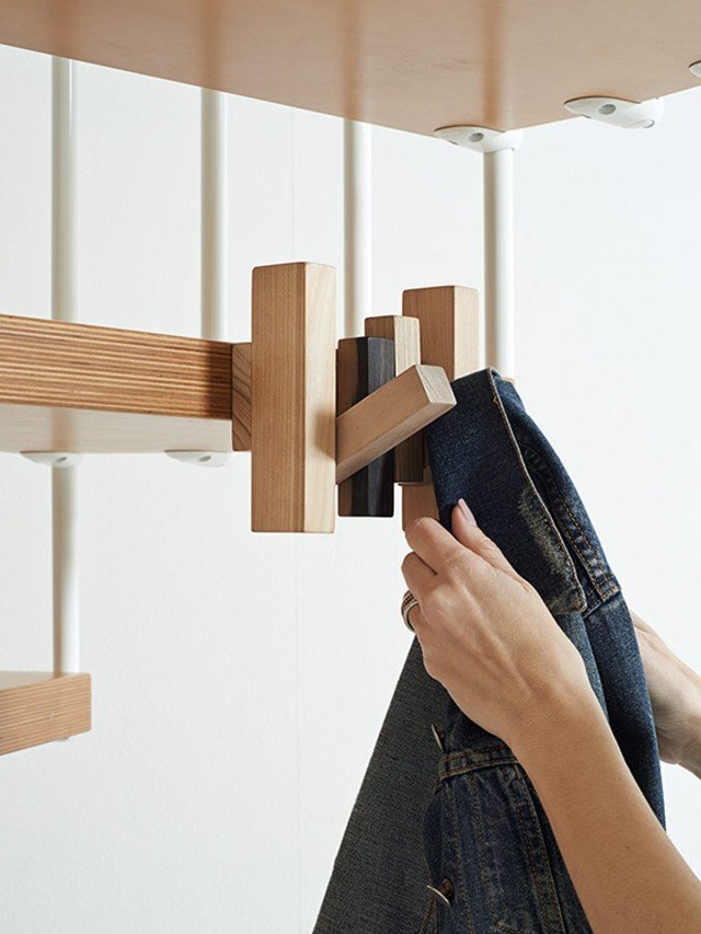 Trul-Y è un appendiabiti elegante e discreto, ecologico e di design: prodotto integralmente con legni di recupero, è altrettanto riciclabile. Facile da montare sui gradini di ogni scala a chiocciola o a rampa, si compone di quattro elementi che alternativamente si prestano alla funzione di appendiabiti con un design moderno, raffinato ed essenziale. Può anche essere montato a muro, ma dotandosi di viti apposite. Misura: L 15,5 x P 5,3 x H 14,5 cm; Iva inclusa, prezzo 27 euro. Trul-Y è un appendiabiti elegante e discreto, ecologico e di design: prodotto integralmente con legni di recupero, è altrettanto riciclabile. Facile da montare sui gradini di ogni scala a chiocciola o a rampa, si compone di quattro elementi che alternativamente si prestano alla funzione di appendiabiti con un design moderno, raffinato ed essenziale. Può anche essere montato a muro, ma dotandosi di viti apposite. Misura: L 15,5 x P 5,3 x H 14,5 cm; Iva inclusa, prezzo 27 euro.