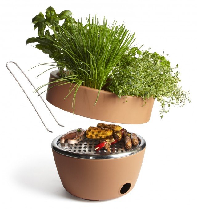 Il vaso Hot Pot Bbq di Black+Blum è in acciaio rivestito di ceramica, resistente al calore, e nel doppiofondo nasconde un barbecue. Contiene anche pinze in acciaio inox, che si trasformano in manici per trasportare comodamente la griglia. Ha diametro di 30 cm. Prezzo 139,80. www.goolp.it Il vaso Hot Pot Bbq di Black+Blum è in acciaio rivestito di ceramica, resistente al calore, e nel doppiofondo nasconde un barbecue. Contiene anche pinze in acciaio inox, che si trasformano in manici per trasportare comodamente la griglia. Ha diametro di 30 cm. Prezzo 139,80. www.goolp.it