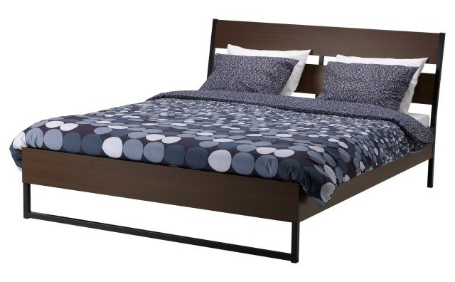 Trysil di Ikea ha le sponde del letto regolabili per il posizionamento di materassi a diversi spessori. La testiera inclinata permette di leggere comodamente a letto. Disponibile in sue finiture marrone scuro o laccato bianco. Misura L 209 x P 165 x H 98 cm. Prezzo 89,90 euro. www.ikea.com/it/it Trysil di Ikea ha le sponde del letto regolabili per il posizionamento di materassi a diversi spessori. La testiera inclinata permette di leggere comodamente a letto. Disponibile in sue finiture marrone scuro o laccato bianco. Misura L 209 x P 165 x H 98 cm. Prezzo 89,90 euro. www.ikea.com/it/it