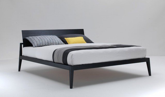 Nella perfetta tradizione Lema, il letto Theo abbina la ricchezza e il calore del legno con la pulizia formale delle linee sobrie ed eleganti. Il dettaglio della testiera, più sottile, in armonico contrasto con la struttura interrompe la linearità delle forme. Realizzato in frassino laccato nero a poro aperto o frassino tinto carbone. 2 le misure disponibili L 217 x P 175 x H 89 cm; L 217 x P 185 x H 89 cm. Prezzo 1.720 euro. www.lemamobili.com Nella perfetta tradizione Lema, il letto Theo abbina la ricchezza e il calore del legno con la pulizia formale delle linee sobrie ed eleganti. Il dettaglio della testiera, più sottile, in armonico contrasto con la struttura interrompe la linearità delle forme. Realizzato in frassino laccato nero a poro aperto o frassino tinto carbone. 2 le misure disponibili L 217 x P 175 x H 89 cm; L 217 x P 185 x H 89 cm. Prezzo 1.720 euro. www.lemamobili.com
