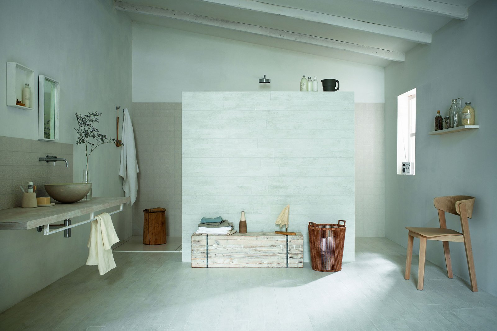 Treverkatelier, adatto a rivestire prevalentemente pavimenti di living, cucine, bagni e camere da letto, presenta una superficie satinata, caratterizzata da un’alternanza di effetti lucido/mattone. Treverkatelier, adatto a rivestire prevalentemente pavimenti di living, cucine, bagni e camere da letto, presenta una superficie satinata, caratterizzata da un’alternanza di effetti lucido/mattone.