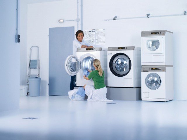Le lavanderie condominiali Miele Professional sono dotate di lavabiancheria e asciugatrici professionali, collegate a un sistema automatico di dosaggio detergenti. Il sistema utilizza quattro diversi prodotti: detersivo in polvere per capi resistenti, liquido per colorati e delicati, ammorbidente e sanificante. Scegliendo un programma, la macchina seleziona automaticamente i prodotti e le quantità più adatte al tipo di lavaggio. www.lavanderiacondominiale.it Le lavanderie condominiali Miele Professional sono dotate di lavabiancheria e asciugatrici professionali, collegate a un sistema automatico di dosaggio detergenti. Il sistema utilizza quattro diversi prodotti: detersivo in polvere per capi resistenti, liquido per colorati e delicati, ammorbidente e sanificante. Scegliendo un programma, la macchina seleziona automaticamente i prodotti e le quantità più adatte al tipo di lavaggio. www.lavanderiacondominiale.it