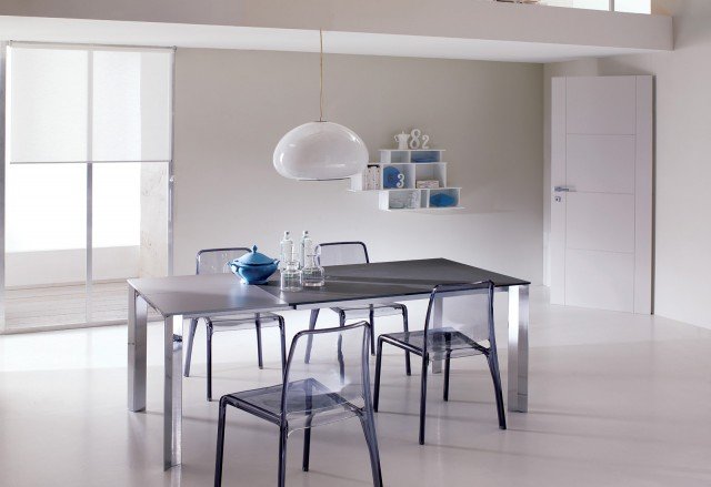 Laminato grigio per il piano di Wing di Ozzio Design, il tavolo allungabile per mezzo di un meccanismo a telescopio in alluminio e di una prolunga interna a libro; la struttura è realizzata in profilato di acciaio. Misura L 108/166 x P 75 x H 75 cm. Il prezzo è 1.548,80 euro. Intorno le sedie Hole impilabili per ottimizzare lo spazio, sono realizzate in policarbonato trasparente nei toni del grigio; sono leggere e armonizzano con le linee pulite del tavolo. Misurano L 43 x P 53 x H 82 cm, costano 147 euro cad. www.ozzio.com Laminato grigio per il piano di Wing di Ozzio Design, il tavolo allungabile per mezzo di un meccanismo a telescopio in alluminio e di una prolunga interna a libro; la struttura è realizzata in profilato di acciaio. Misura L 108/166 x P 75 x H 75 cm. Il prezzo è 1.548,80 euro. Intorno le sedie Hole impilabili per ottimizzare lo spazio, sono realizzate in policarbonato trasparente nei toni del grigio; sono leggere e armonizzano con le linee pulite del tavolo. Misurano L 43 x P 53 x H 82 cm, costano 147 euro cad. www.ozzio.com