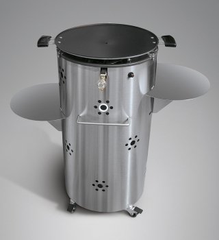 Joysteak di Palazzetti è alimentato a gas, ha struttura portante interamente realizzata in acciaio inossidabile ed è dotato di una piastra di cottura dietetica. Dotato di 4 ruote in acciaio inossidabile, viene fornito con una paletta antigraffio e scomparto porta bombola e può avere il coperchio per cuocere pollo, pizza e piadine. Misura L 80x P 50 x H 87 cm. Prezzo 500 euro. www.palazzetti.it Joysteak di Palazzetti è alimentato a gas, ha struttura portante interamente realizzata in acciaio inossidabile ed è dotato di una piastra di cottura dietetica. Dotato di 4 ruote in acciaio inossidabile, viene fornito con una paletta antigraffio e scomparto porta bombola e può avere il coperchio per cuocere pollo, pizza e piadine. Misura L 80x P 50 x H 87 cm. Prezzo 500 euro. www.palazzetti.it