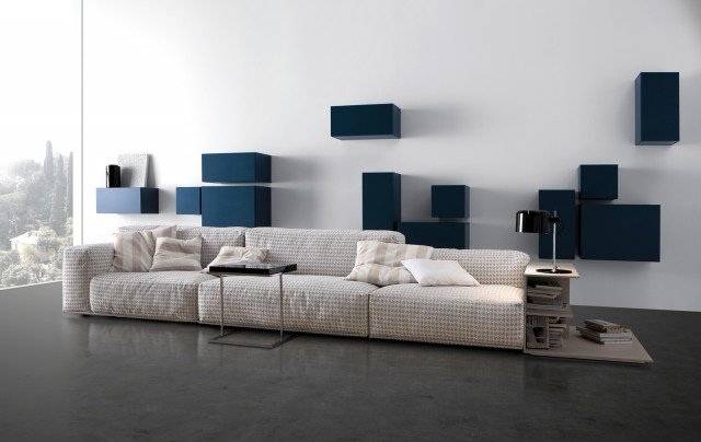 Divano in tessuto con disegno pied de poule, tavolino libreria laterale in laccato opaco tortora. Ampi cuscini strutturali che poggiano su una sottile pedana rivestita in tessuto, in questo modo prende vita un progetto dal design innovativo e dalla forma avvincente. Un soffice strato di piuma avvolge l'imbottitura interna di ogni cuscino, regalando un effetto visivo di eccezionale morbidezza. Rivestimento in tessuto completamente sfoderabile o in pelle. Misura della composizione nell’immagine L 429 x P 99 cm. Prezzo su richiesta. www.pianca.com Divano in tessuto con disegno pied de poule, tavolino libreria laterale in laccato opaco tortora. Ampi cuscini strutturali che poggiano su una sottile pedana rivestita in tessuto, in questo modo prende vita un progetto dal design innovativo e dalla forma avvincente. Un soffice strato di piuma avvolge l'imbottitura interna di ogni cuscino, regalando un effetto visivo di eccezionale morbidezza. Rivestimento in tessuto completamente sfoderabile o in pelle. Misura della composizione nell’immagine L 429 x P 99 cm. Prezzo su richiesta. www.pianca.com