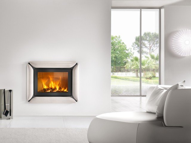 Il caminetto Essen con monoblocco a pellet MP973 sviluppa una potenza di 15,1 Kw ed è possibile riscaldare fino a 435 m3. Il caminetto Essen con monoblocco a pellet MP973 sviluppa una potenza di 15,1 Kw ed è possibile riscaldare fino a 435 m3.
