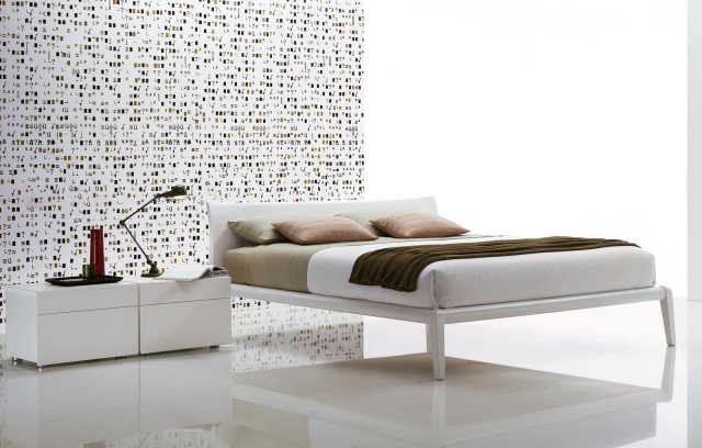 Memo di Poliform è un letto dalle forme sottili e dalla struttura quasi evanescente. Ma il tocco di ebanisteria nella finitura della testata, nel disegno delle gambe e nella curvatura elegante di tutti gli elementi, lo rendono unico. Realizzato in legno laccato opaco in 28 colori è previsto in due lunghezze e due profondità e nella versione in noce canaletto. Misura L 196 x P 233,6 x H 87 cm. Prezzo 1.638 euro. www.poliform.it Memo di Poliform è un letto dalle forme sottili e dalla struttura quasi evanescente. Ma il tocco di ebanisteria nella finitura della testata, nel disegno delle gambe e nella curvatura elegante di tutti gli elementi, lo rendono unico. Realizzato in legno laccato opaco in 28 colori è previsto in due lunghezze e due profondità e nella versione in noce canaletto. Misura L 196 x P 233,6 x H 87 cm. Prezzo 1.638 euro. www.poliform.it