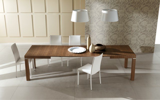 Noce canaletto per il grande tavolo allungabile Club di Riflessi impreziosito da particolari in alluminio; è disponibile anche laccato in tutti colori della scala Ral. Misura L 140/300 x P 90 x H 75 cm. Il prezzo è 2.117,50 euro. Le sedie candide Sara mettono in risalto le venature del tavolo, hanno lo schienale alto e sono completamente rivestite in cuoio disponibile anche beige, rosso, nero e moka. Misurano L 46 x P 41 x H 93 cm, costano 260 euro cad. www.riflessisrl.it Noce canaletto per il grande tavolo allungabile Club di Riflessi impreziosito da particolari in alluminio; è disponibile anche laccato in tutti colori della scala Ral. Misura L 140/300 x P 90 x H 75 cm. Il prezzo è 2.117,50 euro. Le sedie candide Sara mettono in risalto le venature del tavolo, hanno lo schienale alto e sono completamente rivestite in cuoio disponibile anche beige, rosso, nero e moka. Misurano L 46 x P 41 x H 93 cm, costano 260 euro cad. www.riflessisrl.it